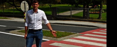 Gruber steht auf Zebrastreifen
