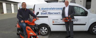 Männer mit Elektrofahrzeugen