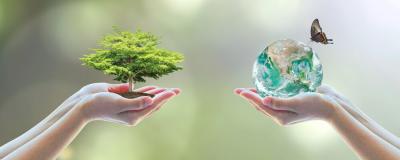 Blühendes Österreich - Baum und Planet werden hochgehalten