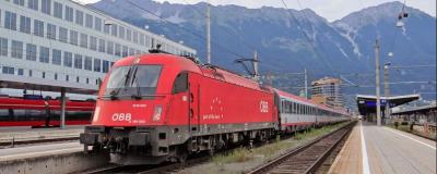 Zug im Bahnhof Innsbruck