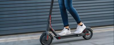 Frau auf einem elektisch betriebenen Roller