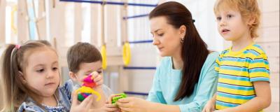 Kinder und Betreuerin in einem Kindergarten