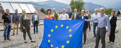 Menschen mit Europa-Flagge