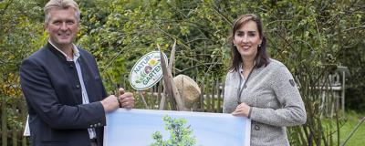 Pressegespräch zu "Natur im Garten" in Salzburg im Bild: Josef Wesenauer (Obmann Salzburger Landesverband für Obstbau, Garten- und Landschaftspflege) mit Landesrätin Maria Hutter