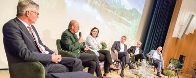Podiumsdiskussion mit dem Präsidenten des Deutschen Städte- und Gemeindebundes, Ralph Spiegler, EU-Parlamentarier Othmar Karas, Ministerin Elisabeth Köstinger, Moderator Meinrad Knapp, Zukunftsforscher Daniel Dettling und Gemeindebund-Präsident Alfred Riedl.
