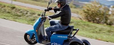 Mann auf Moped