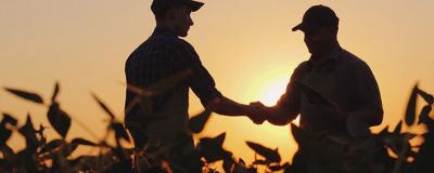 2 Bauern schütteln einander die Hände