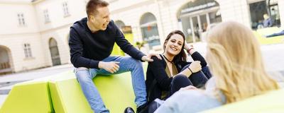 junge Menschen im Wiener Museumsquartier