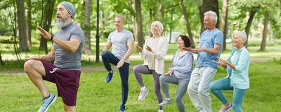 Menschen unterschiedlicher Generationen beim Sport im Freien