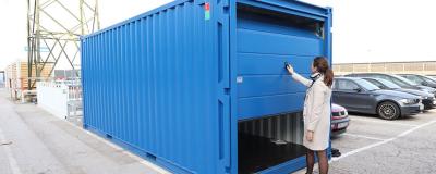 Container mit Sektionaltor