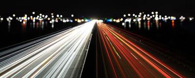 lichtspuren und stadtlichter auf der autobahn