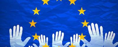 Hände auf der Europa-Flagge