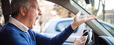 Ein Autofahrer regt sich auf.