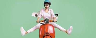 Frau auf einem Moped