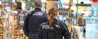 Männlicher und weiblicher Polizist von hinten