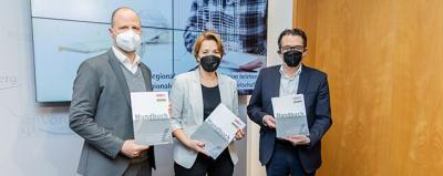 Landesrat Marco Tittler, Gemeindeverbandspräsidentin Andrea Kaufmann und Wirtschaftskammerpräsident Hans Peter Metzler 