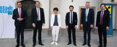 Landesrat Markus Achleitner, Bürgermeister Markus Vogl, Daniela Zeiner, Geschäftsführerin TIC Steyr und Vorstandsvorsitzende der EEG Steyr, Patrick Wieser, Prokurist Raiffeisenbank Steyr und Vorstandsmitglied der EEG Steyr, Andreas Schmidbauer, Direktor der Raiffeisenbank Steyr, und Norman Eichinger, Direktor des Raiffeisenverbandes OÖ.