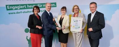 Maria Forstner, Obfrau der Dorf- und Stadterneuerung NÖ, Martin Bruckner, Bürgermeister von Großschönau, Brigitte Ribisch, Vizepräsidentin des NÖ Gemeindebundes, Landeshauptfrau Johanna Mikl-Leitner und Hubert Trauner, Leiter des Fachbereiches Dorf- und Stadterneuerung beim Amt der NÖ Landesregierung