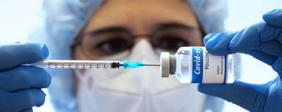 Ärztin zieht Impfstoff auf