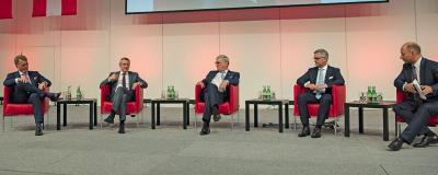 , Kommunalkredit-Vorstandsvorsitzender Bernd Fislage, Heinrich Schaller, Generaldirektor der Raiffeisenlandesbank Oberösterreich, Gemeindebund-Präsident Alfred Riedl, Finanzminister Magnus Brunner und Moderator Thomas Hofer.