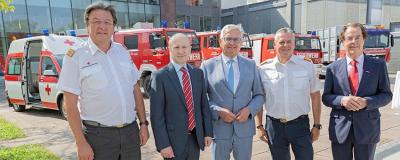Der niederösterreichische Rot-Kreuz-Präsident Josef Schmoll, Botschafter Vassyl Khymynets, Gemeindebund-Präsident Alfred Riedl, Niederösterreichs Landesfeuerwehrkommandant Dietmar Fahrafellner und Hans Roth von der Firma Saubermacher.