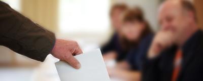 Wahlkuvert wird eingeworfen