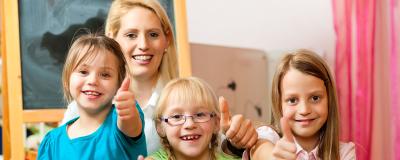 Betreuerin mit Schulkindern