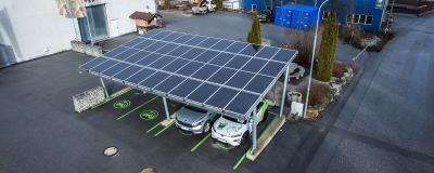 Öffentliche PV-überdachte Ladestation für Elektroautos bei der Firma Mondotherm in Ötztal-Bahnhof