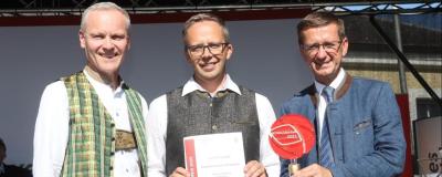 Generaldirektor Mag. Othmar Nagl von der OÖ. Versicherung als Kooperationspartner beim OÖ. Ortsbildpreis, Bürgermeister Fritz Robeischl, Pregarten, und Wirtschafts- und Raumordnungs-Landesrat Markus Achleitner.