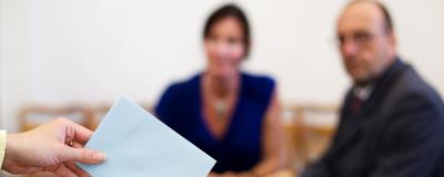 Wahlkuvert wird eingeworfen