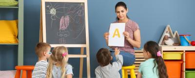 Kinder lernen Buchstaben