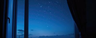 offene Fenster in der Nacht