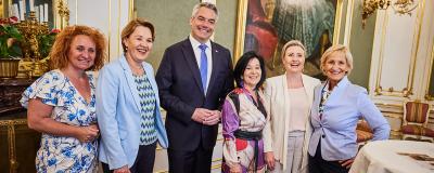 Vizebürgermeisterin Monika Teubenbacher-Schriefl, Gemeindebund-Vizepräsidentin Andrea Kaufmann, Bundeskanzler Karl Nehammer, Bundesratspräsidentin Margit Göll, Ministerin Susanne Raab und Bürgermeisterin a. D. Sonja Ottenbacher