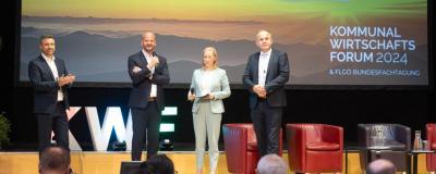 Martin Lang (Siemens), Kommunalverlag-Geschäftsführer Michael Zimper, Moderatorin Sabine Kronberger und Christian Mader, Chef des Oberösterreichischen Gemeindebundes eröffneten das Kommunalwirtschaftsforum.
