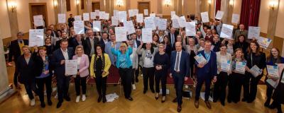 Familienministerin Susanne Raab überreichte gemeinsam mit Gemeindebund-Präsident Johannes Pressl und UNICEF-Geschäftsführer Christoph Jünger im Konzerthaus Klagenfurt die Zertifikate an die Vertreterinnen und Vertreter der neuen familienfreundlichen Gemeinden.