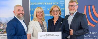 Bürgermeister Reinhard Nosofsky, Geschäftsführerin Theres Friewald-Hofbauer (Europäische ARGE Landentwicklung und Dorferneuerung), Landeshauptfrau Johanna Mikl-Leitner und Vizebürgermeister Andreas Prüller. 