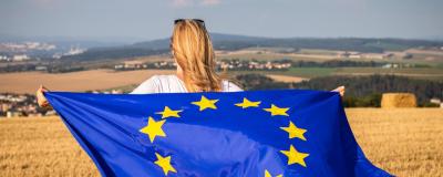 Frau hält eine Europafahne auf ihrem Rücken