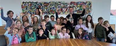 In Eugendorf begrüßen Vizebürgermeisterin Eveline Bayrhamer und Bürgermeister Robert Bimminger, die Kinder und berichten über die Arbeit der Gemeinde.