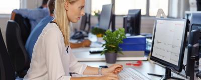 Frau arbeitet an einem Computer