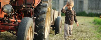 Kind neben einem Traktor