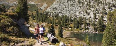 Berglandschaft mit Wanderern im Vordergrund