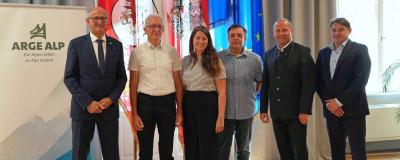 Landeshauptmann Anton Mattle, Bernhard Hofer (Obmann der Wassergenossenschaft Prutz), Bernadette Hofer (KLAR! Kaunergrat), Ortsbauernobmann Armin Kofler, LH-Stv Josef Geisler und Simon Lochmann (Vorstand der Abt. Südtirol, Europaregion und Außenbeziehungen, ARGE-ALP-Geschäftsstelle)