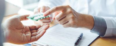 Patient erhält Tabletten