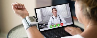 Patientin wird per Telemedizin beraten
