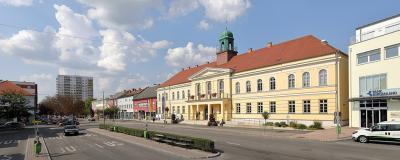 Das Ortszentrum von Oberwart mit dem Rathaus im Vordergrund