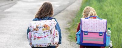 Kinder auf dem Weg in die Schule