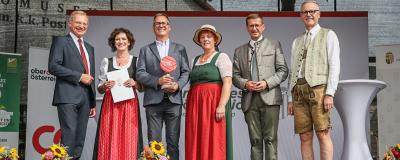 Landeshauptmann Thomas Stelzer, die Rüstorfer Vizebürgermeisterin Pauline Sterrer, Bürgermeister Georg Seethaler, Gemeinderätin Katharina Nöhammer, Landesrat Markus Achleitner und Generaldirektor Othmar Nagl von der OÖ. Versicherung.