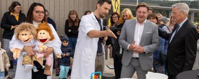 Andy Bürger und Alexander Treffner vom Mini Ecucation Lab mit dem Villacher Bürgermeister Günther Albel und Landeshauptmann Peter Kaiser