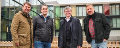 In Lustenau wurde die erste Drei Wetter-Station errichtet. Am Bild u. a.: Kurt Fischer, Bürgermeister von Lustenau, Drei-CEO Rudolf Schrefl und Wetterfachmann Jörg Kachelmann.