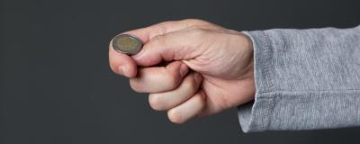 Euro-Münze auf einer Hand